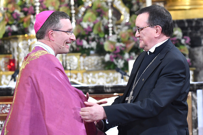 Herzliches Willkommen: Bischof Dr. Michael Gerber (l.) und Bischof Prof. Dr. Martin Hein. (Foto: Arnulf Müller / Bistum Fulda)