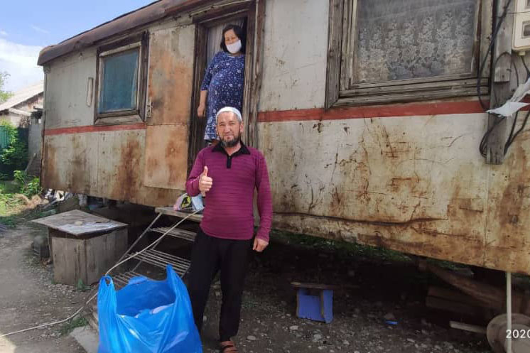 Die schwangere Frau lebt mit ihrem Mann und drei Kindern in dem alten Bauwagen in Tokmok und erhält dort Unterstützung von der Evangelisch-Lutherischen Kirche in Kirgisien. (Foto: Mariia Bekker, Bishkek)