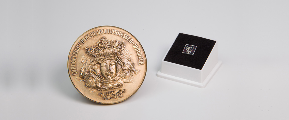 Auszeichnung für besonderes ehrenamtliches Engagement: Die Elisabeth-Medaille (Foto: medio.tv/Schauderna)