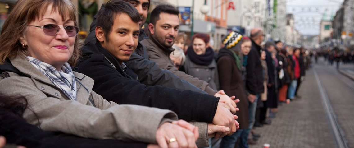 Menschenkette gegen rechte Gewalt in Kassel