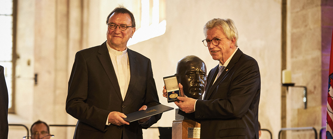 Ministerpräsident Volker Bouffier zeichnet Prof. Dr. Martin Hein mit der Wilhelm Leuschner-Medaille 2020 aus. (Foto: Hessische Staatskanzlei / J. Grom)