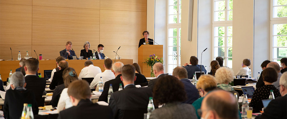 Bischöfin Dr. Hofmann während ihres Berichts vor der Synode. (Foto: medio.tv/Schauderna)