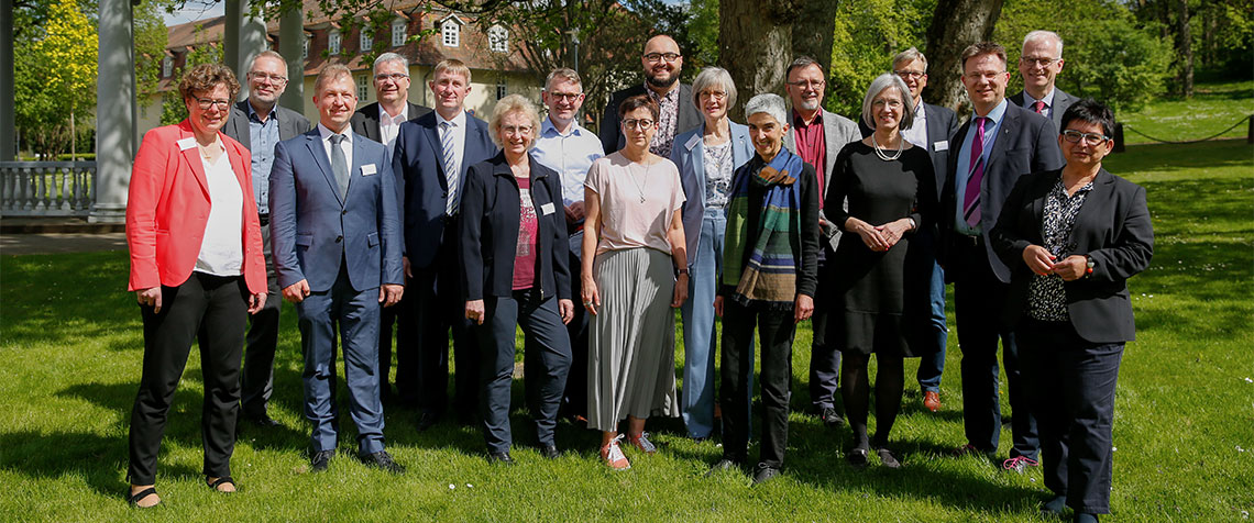 Die Mitglieder des neuen Rates der Landeskirche bei tollem Frühlingswetter in Hofgeismar. (Foto: medio.tv/Schauderna)