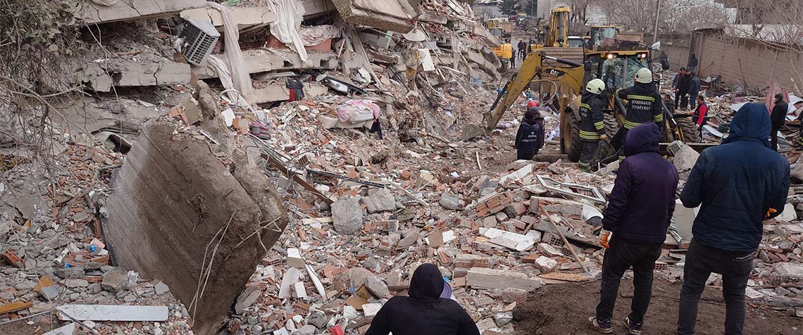 Unser Foto zeigt ein zerstörtes Gebäude in Diyarbakir, der zweitgrößten Stadt Südostanatoliens in der Türkei. (Foto: VOA, Public domain, via Wikimedia Commons)