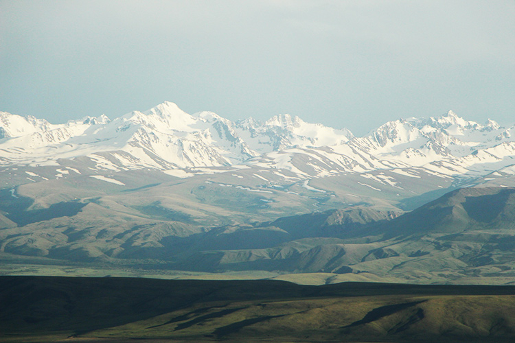 Kirgisien ist ein gebirgiger Binnenstaat. Das Land grenzt im Südosten an China, im Norden an Kasachstan, im Südwesten an Tadschikistan und im Nordwesten an Usbekistan. (Foto: medio.tv/Ökumenedezernat)
