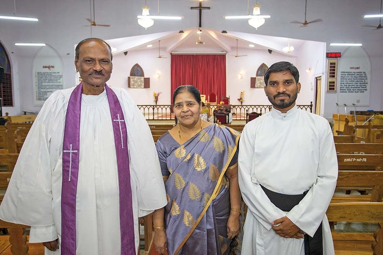 Die drei Pfarrer Samuel S. Sakkari, Hanna Niranjan und G. Nanda Kumar in der Hebich Memorial Church in Dharwad, alle drei haben einst mit einem Stipendium der Ausbildungshilfe Theologie studiert. (Foto: medio.tv/Dellit)