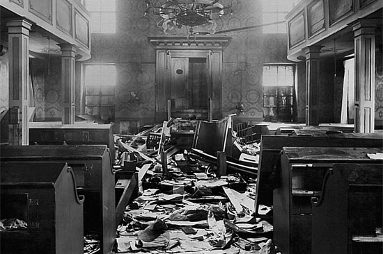 In der Reichspogromnacht vom 9. auf den 10. November 1938 zerstörten die Nationalsozialisten Einrichtungen und Eigentum jüdischer Bürger. Unser Foto zeigt die zerstörte Synagoge in Eschwege. 