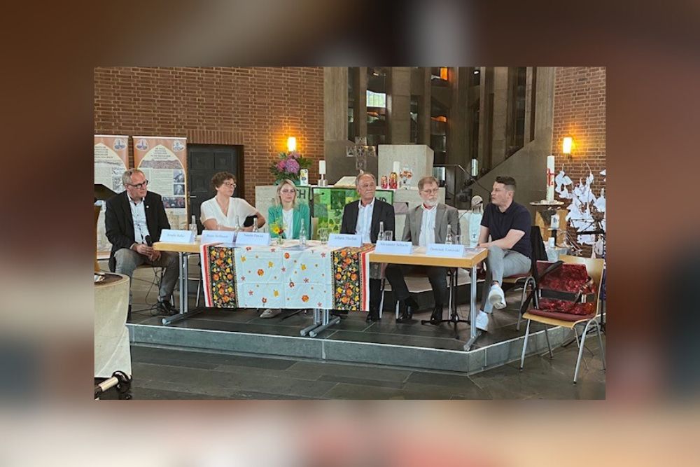 Podiumsdiskussion mit Bischöfin Hofmann und anderen Gästen.