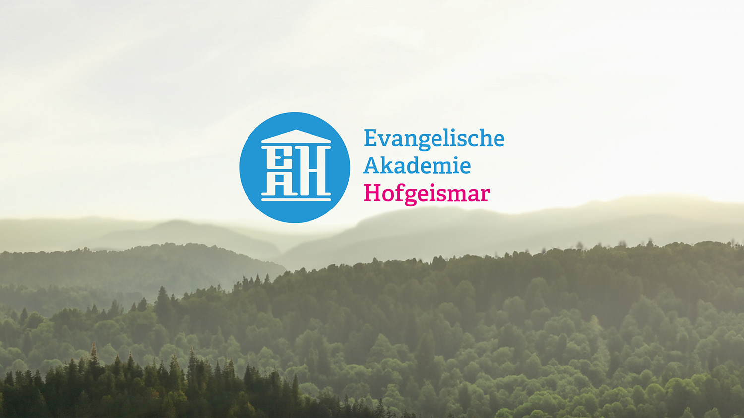 Foto mit dem Logo der Evangelischen Akademie Hofgeismar und Wald im Hintergrund