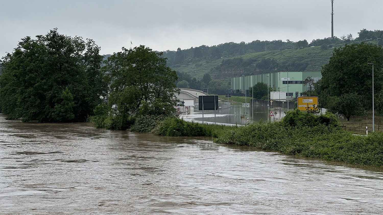 Die Lage in Süddeutschland bleibt angespannt. Dutzende Ortschaften, Autobahnen und Bahnstrecken stehen unter Wasser. Außerdem sind einzelnen östliche Landesteile betroffen.