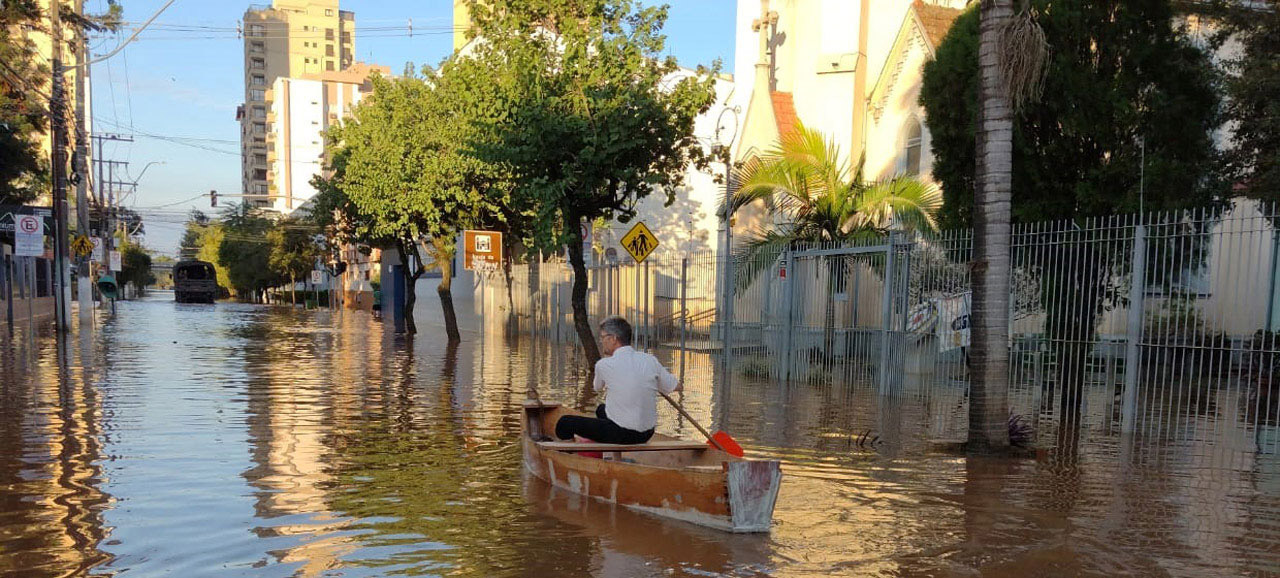 Ein Mann fährt mit einem Boot durch überflutete Straßen der brasilianischen Stadt São Leopoldo.
