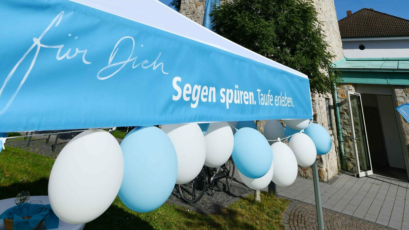 Pavillion mit der Aufschrift "Für Dich: Segen spüren. Taufe erleben"