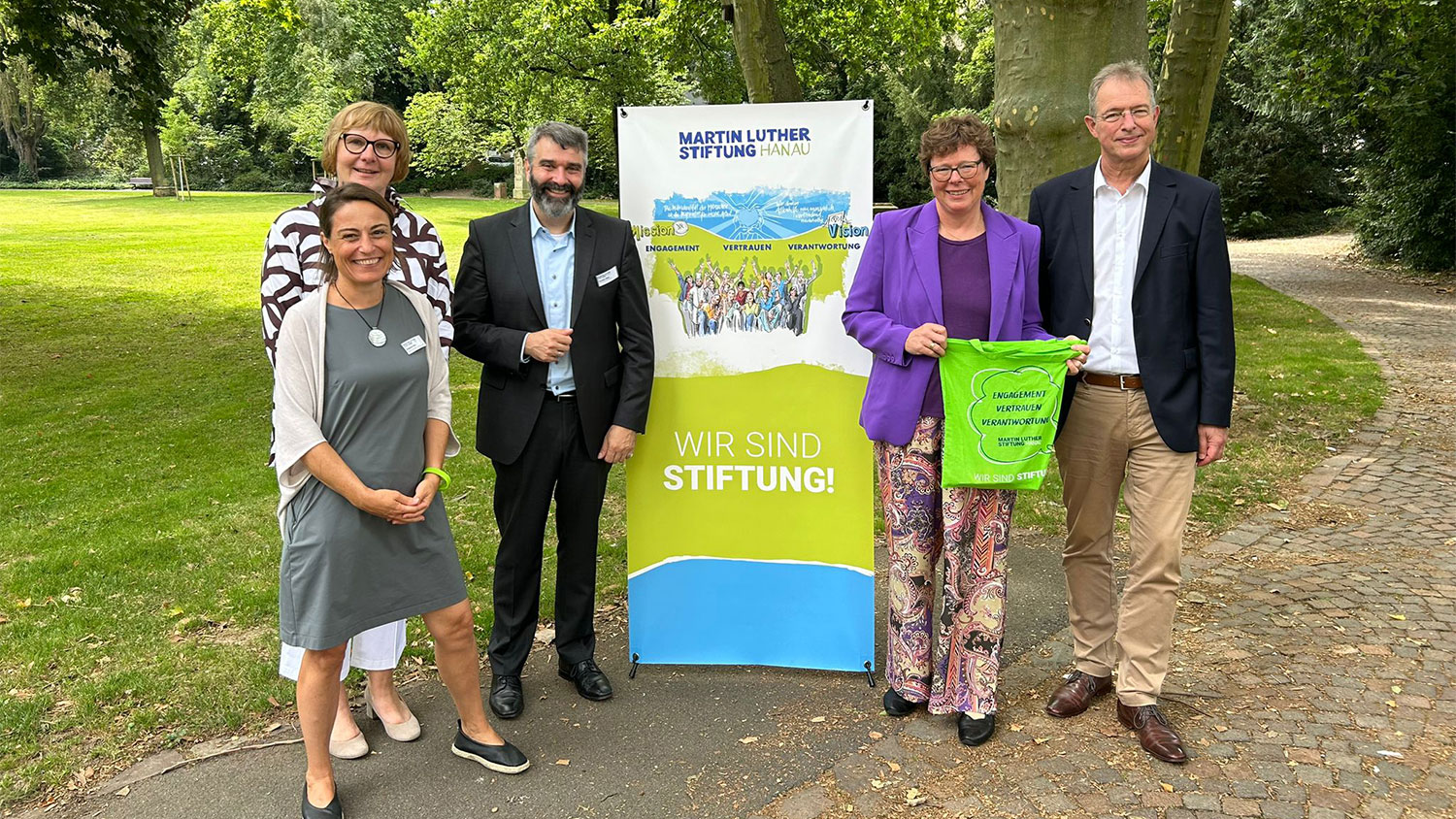 Gruppenfoto vom Besuch (v.l.): Susanne Feeß (Martin Luther Stiftung), Pfarrerin Birgit Inerle (EKKW), Thorsten Hitzel (Martin Luther Stiftung), Bischöfin Dr. Beate Hofmann und Dekan Wilhelm Hammann (Martin Luther Stiftung).