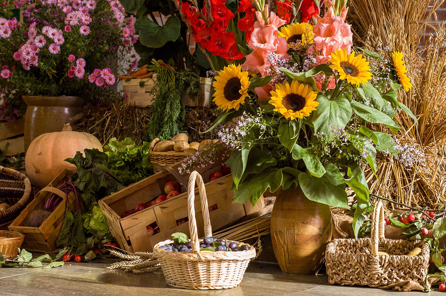 Früchte, Gemüse und Blumen als Erntedankgaben