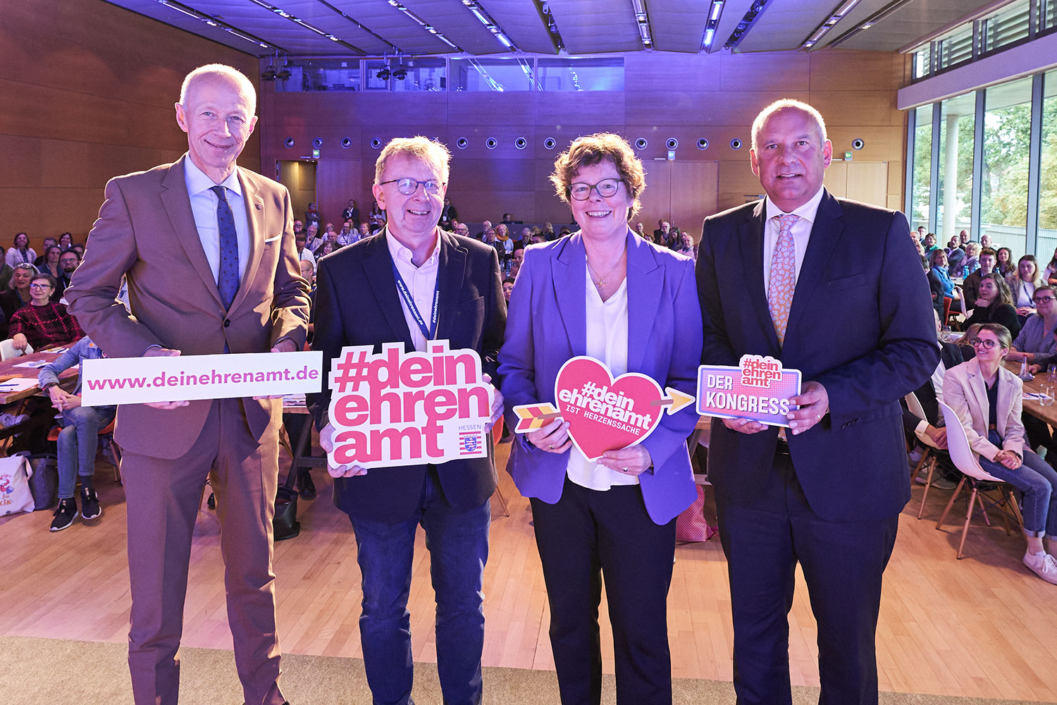 #deinehrenamt – der Kongress 2024 in Hanau (v.l.): Bildungsminister Armin Schwarz (Hessen), Bürgermeister Matthias Baaß (Viernheim), Bischöfin Dr. Beate Hofmann und Innenminister Prof. Dr. Roman Poseck (Hessen)