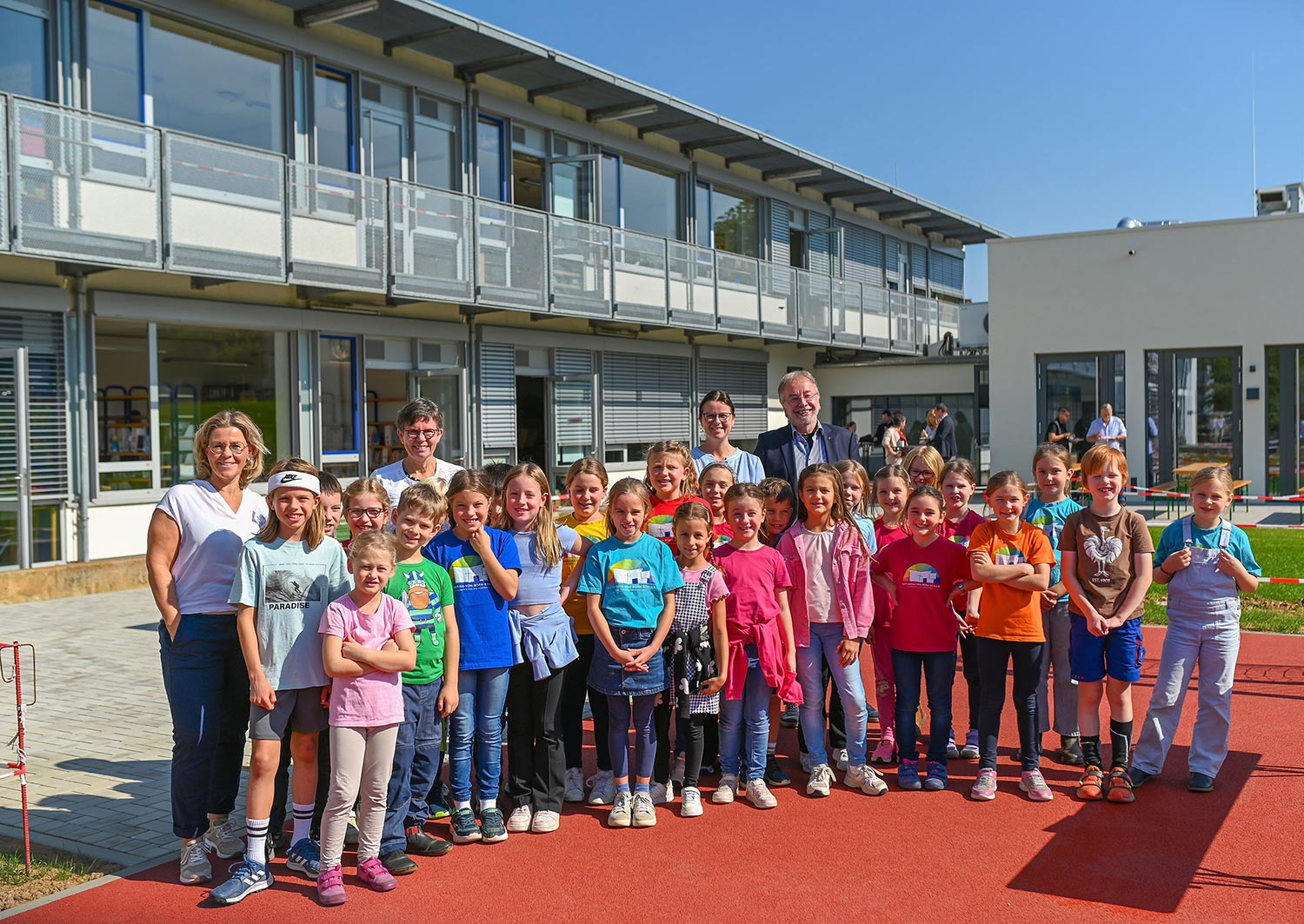 Schülerinnen und Schüler der Katharina-von Bora-Schule mit der Schulleitung und weiteren Gästen vor der neuen Mensa (hinten rechts)