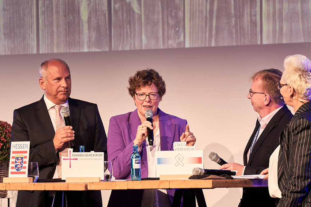 Gesprächsrunde zur Zukunft des Ehrenamts mit (v.l.) Innenminister Prof. Dr. Roman Poseck, Bischöfin Dr. Beate Hofmann (EKKW), dem Bürgermeister der Stadt Viernheim, Matthias Baaß und Moderatorin Bärbel Schäfer.