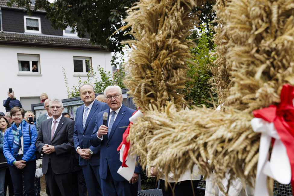 Die rund einen Meter hohe und einen Meter breite Krone steht auf einem Gestell und besteht aus geflochtenen Ähren von Weizen, Roggen und Hafer. Steinmeier (r.) nahm auch an einem ökumenischen Erntedankgottesdienst in der Kirche St. Martin teil.