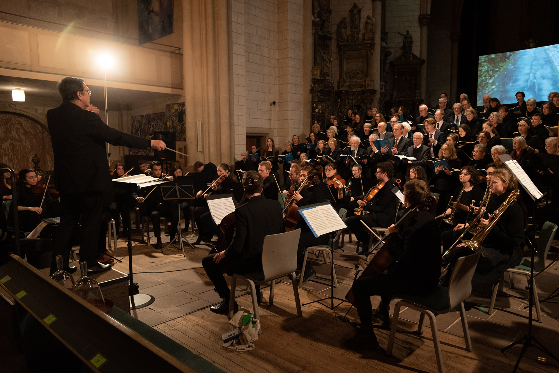 Die Kurhessische Kantorei Marburg unter der Leitung von Landeskirchenmusikdirektor Uwe Maibaum