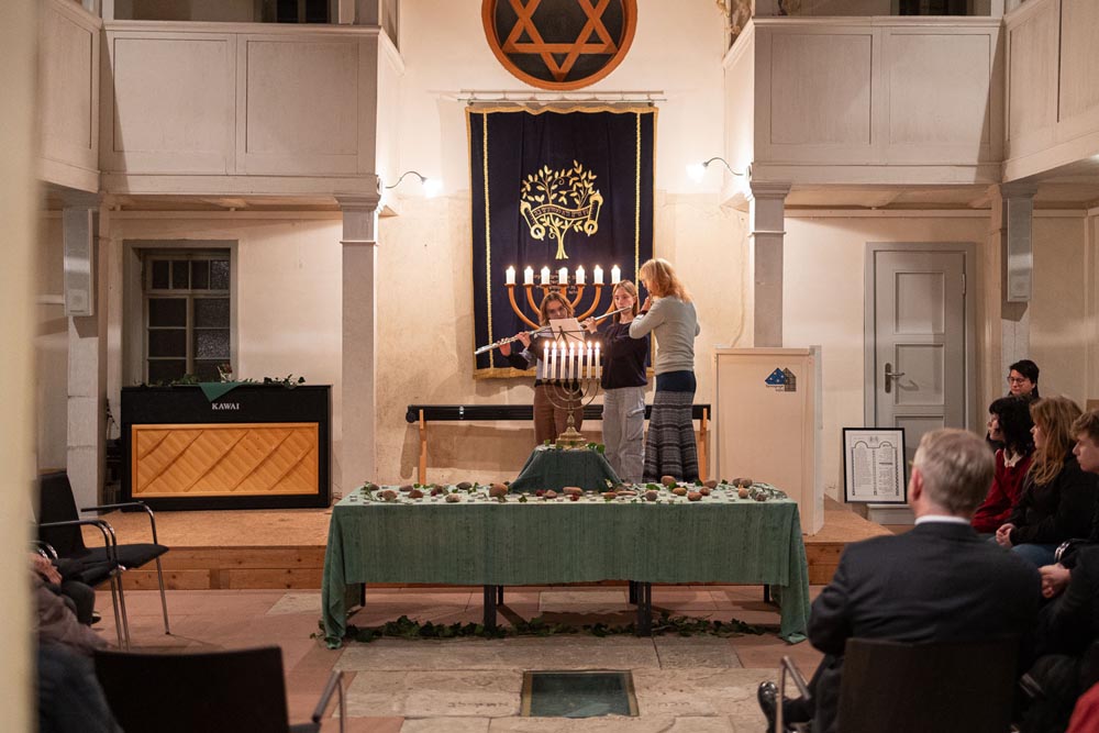 Sahra Küpfer mit zwei Schülerinnen beim Musizieren auf der Gedenkveranstaltung in der Synagoge.