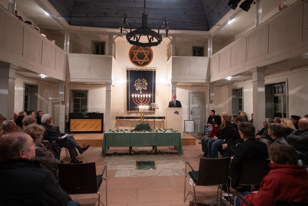 Propst Dr. Volker Mantey hielt in der Synagoge in Vöhl die Gedenkrede.